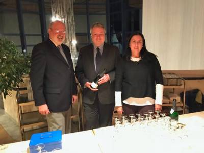 Voll im Einsatz beim F�rderverein der Kreismusikschule, tatkr�ftig unterst�tzt von Birgit Gruler und dem Kreisbeigeordneten Manfred Gr�f.