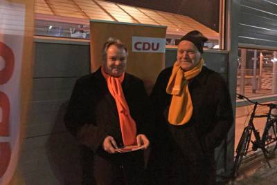 Morgens um 5.30 Uhr am Bahnhof Limburgerhof mit Johannes Zehfu�, MdL.