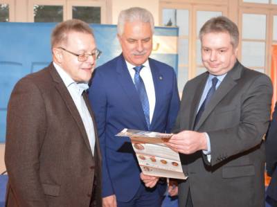 Studium des Wahlprogramms mit Otto Reiland und Peter Christ