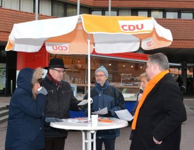 Clemens K�rner im intensiven Austausch mit den Unterst�tzern