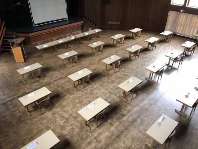 05.05.2020: F�r eine Gemeinderatssitzung in der Corona-Zeit wird der Kultursaal vorbereitet.